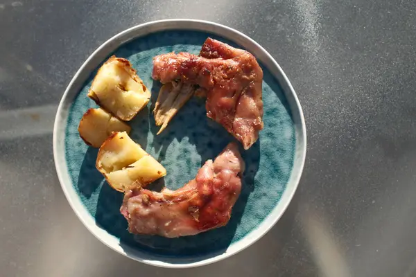 Lezzetli bir gurme olarak pişirilmiş domuz eti.