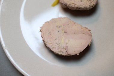 Kaz ciğeri lezzetli bir gurme olarak nefis bir yemek.