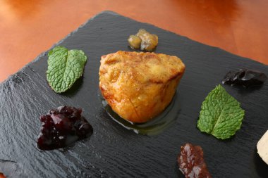 Kaz ciğeri lezzetli bir gurme olarak nefis bir yemek.