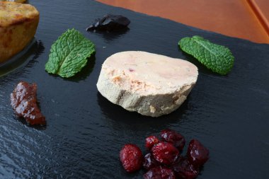 Kaz ciğeri lezzetli bir gurme olarak nefis bir yemek.