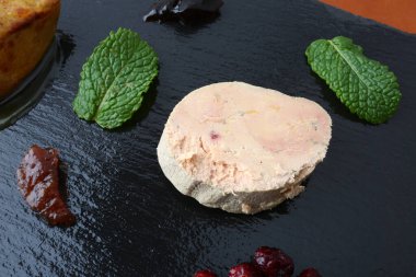 Kaz ciğeri lezzetli bir gurme olarak nefis bir yemek.