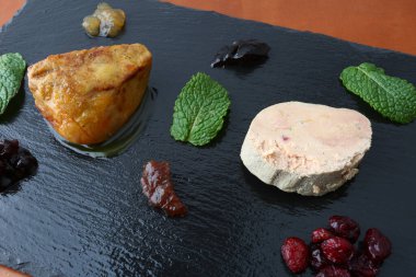 Kaz ciğeri lezzetli bir gurme olarak nefis bir yemek.