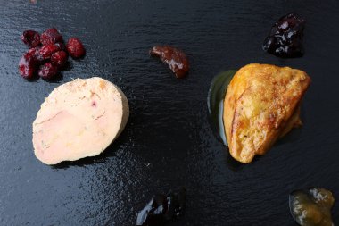 Kaz ciğeri lezzetli bir gurme olarak nefis bir yemek.