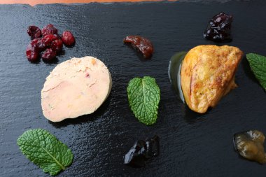 Kaz ciğeri lezzetli bir gurme olarak nefis bir yemek.