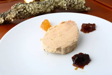 Kaz ciğeri lezzetli bir gurme olarak nefis bir yemek.