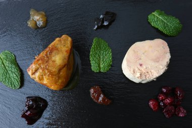 Kaz ciğeri lezzetli bir gurme olarak nefis bir yemek.