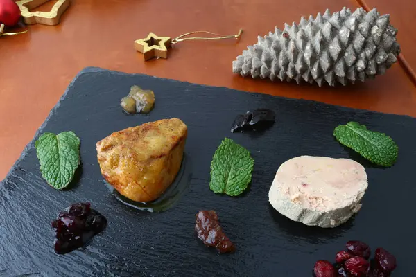 Kaz ciğeri lezzetli bir gurme olarak nefis bir yemek.