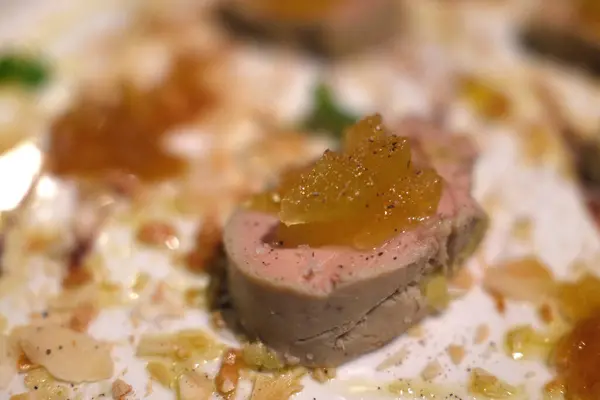 Kaz ciğeri lezzetli bir gurme olarak nefis bir yemek.