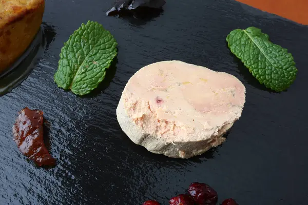 Kaz ciğeri lezzetli bir gurme olarak nefis bir yemek.