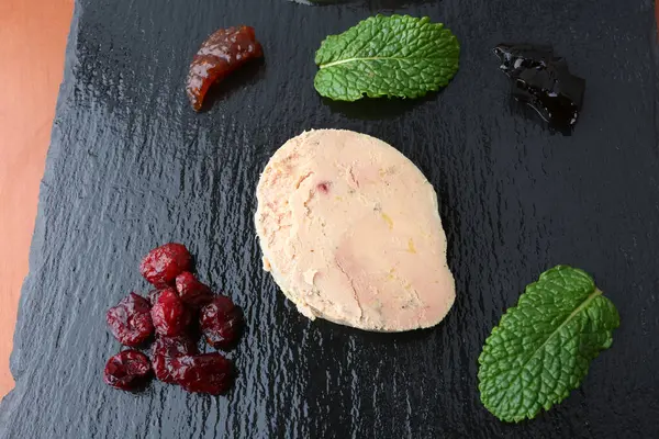 Kaz ciğeri lezzetli bir gurme olarak nefis bir yemek.