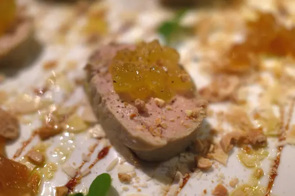 Kaz ciğeri lezzetli bir gurme olarak nefis bir yemek.