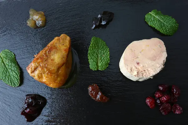 Kaz ciğeri lezzetli bir gurme olarak nefis bir yemek.