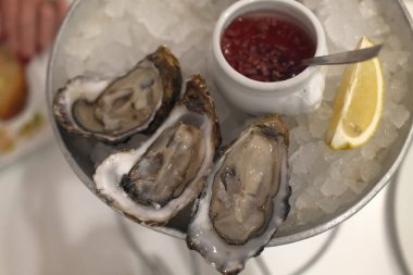 Taze istiridye gibi nefis deniz ürünleri.