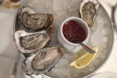 Taze istiridye gibi nefis deniz ürünleri.