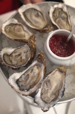 Taze istiridye gibi nefis deniz ürünleri.