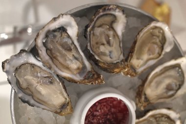 Taze istiridye gibi nefis deniz ürünleri.