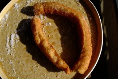 Tipik İspanyol yemeği olarak xurros katılmış sıcak çikolata.