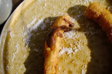 Tipik İspanyol yemeği olarak xurros katılmış sıcak çikolata.