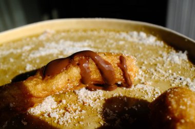 Tipik İspanyol yemeği olarak xurros katılmış sıcak çikolata.