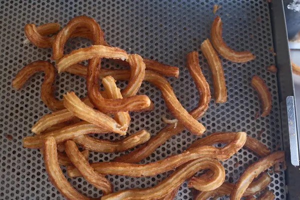 Tipik İspanyol yemeği olarak xurros katılmış sıcak çikolata.