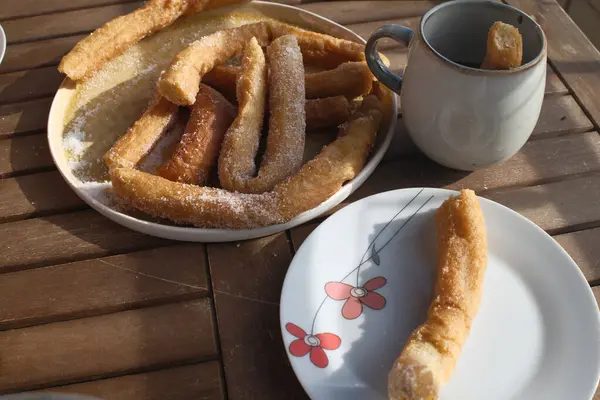 Tipik İspanyol yemeği olarak xurros katılmış sıcak çikolata.