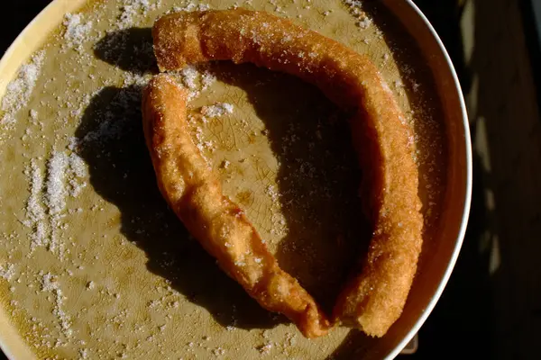 Tipik İspanyol yemeği olarak xurros katılmış sıcak çikolata.