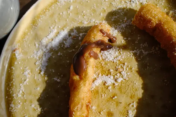 Tipik İspanyol yemeği olarak xurros katılmış sıcak çikolata.