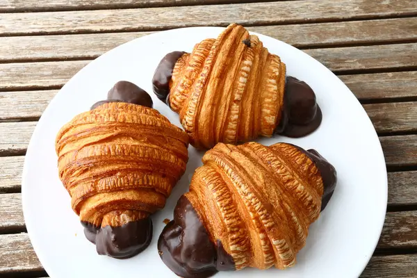 Tipik Fransız tatlı kahvaltısı. Kruvasan olarak bilinir.