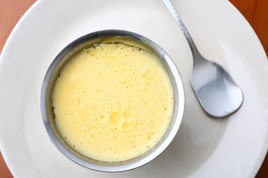 Tatlı olarak yumurtalı tart. 