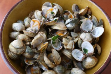 Deniz mahsulleri gibi midyeler.