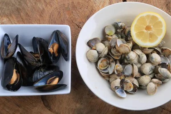 Deniz mahsulleri gibi midyeler.