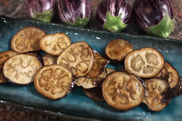 Patlıcan pişirme makbuzu yemeye hazır.