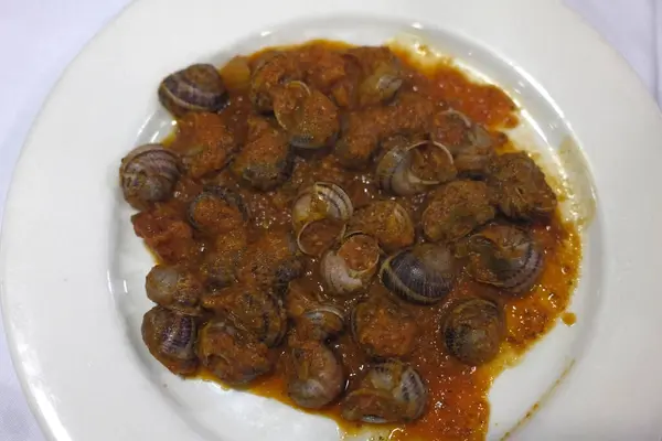 Katalan yemeği olarak pişmiş salyangoz. 