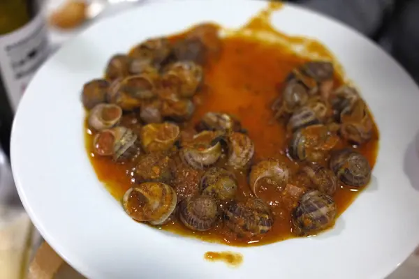 Katalan yemeği olarak pişmiş salyangoz. 