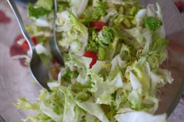 Yaz, kolay ve lezzetli salata fişleri.