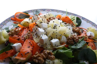 Yaz, kolay ve lezzetli salata fişleri.