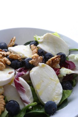 Yaz, kolay ve lezzetli salata fişleri.