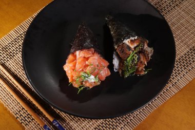 Krem Satrançlı Temaki Japon Somonu