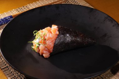 Krem Satrançlı Temaki Japon Somonu