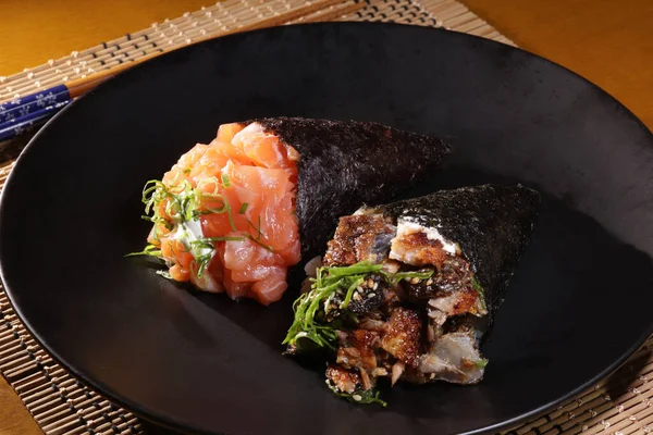 Krem Satrançlı Temaki Japon Somonu