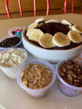 Brezilya 'dan gelen Acai meyveleri meyve ve ikramla servis edilir.