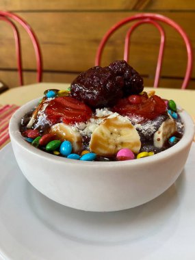 Brezilya 'dan gelen Acai meyveleri meyve ve ikramla servis edilir.