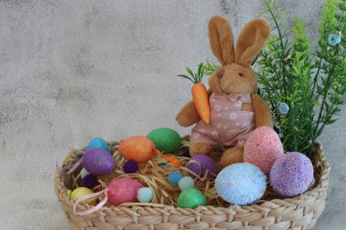 Süslü yumurtalı Paskalya tavşanı.