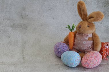 Süslü yumurtalı Paskalya tavşanı.