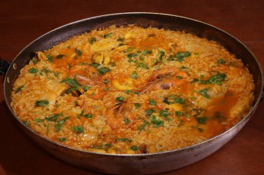 Pilavlı deniz ürünleri paella / Lezzetli