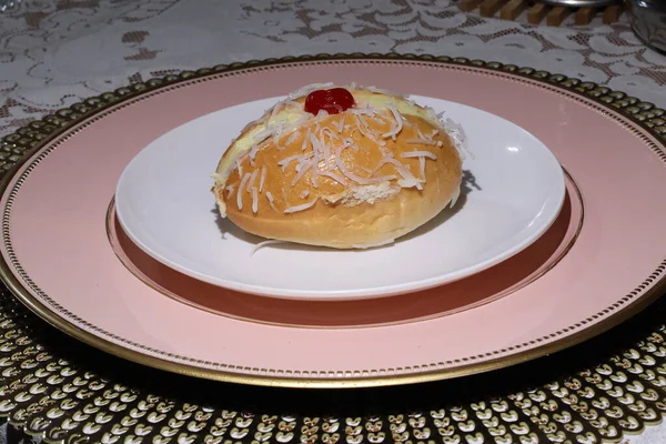 Dream Chléb Žlutou Smetanou Třešní — Stock fotografie