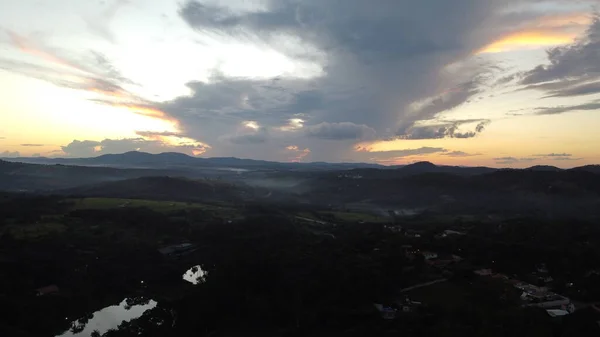 Από Τον Ήλιο Και Σύννεφα Βουνά Του Minas Gerais — Φωτογραφία Αρχείου