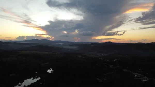 Από Τον Ήλιο Και Σύννεφα Βουνά Του Minas Gerais — Φωτογραφία Αρχείου