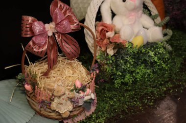 Tatlı Paskalya Tavşanı Sepeti