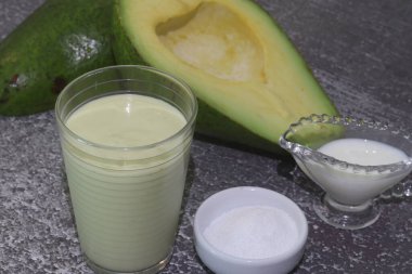 Bir bardak Avokado Olgun Avokado Sütlü